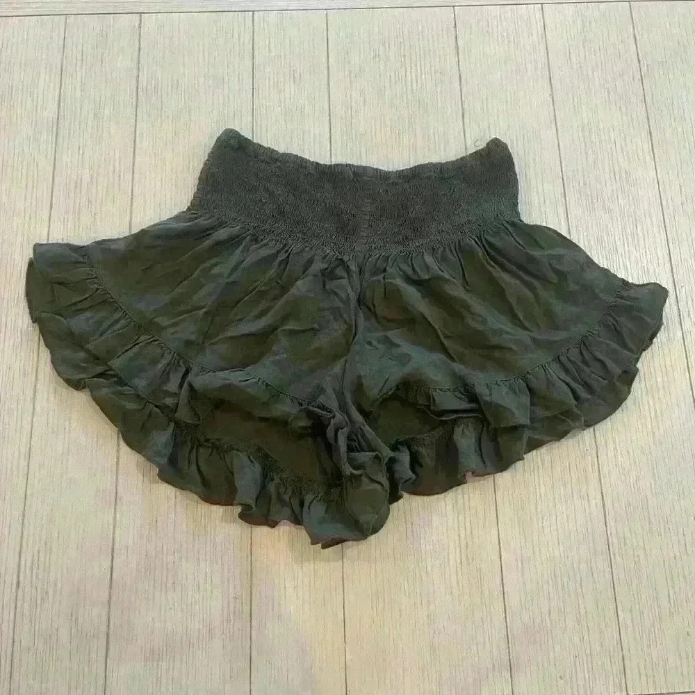 Green hollister flowy shorts size medium